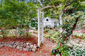 Property grounds - Quiet charming cottage near the heart of town, walk to Ogunquit Beach (Ogunquit)