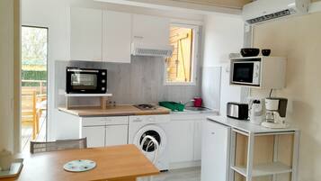 Réfrigérateur, micro-ondes, four, plaque de cuisson