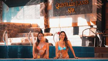Una piscina techada, 13 piscinas al aire libre