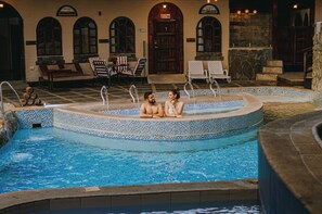 Innendørsbasseng og 13 utendørsbassenger