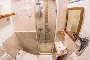 Habitacion 4 Doble familiar | Bad | Dusj, regndusjhode, hårføner og håndklær