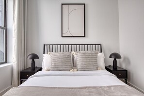 2 bedrooms, iron/ironing board, WiFi, bed sheets - Deluxe UES 2BR w/ Shared W/D, near Hospital & Uni, by Blueground (Uptown)