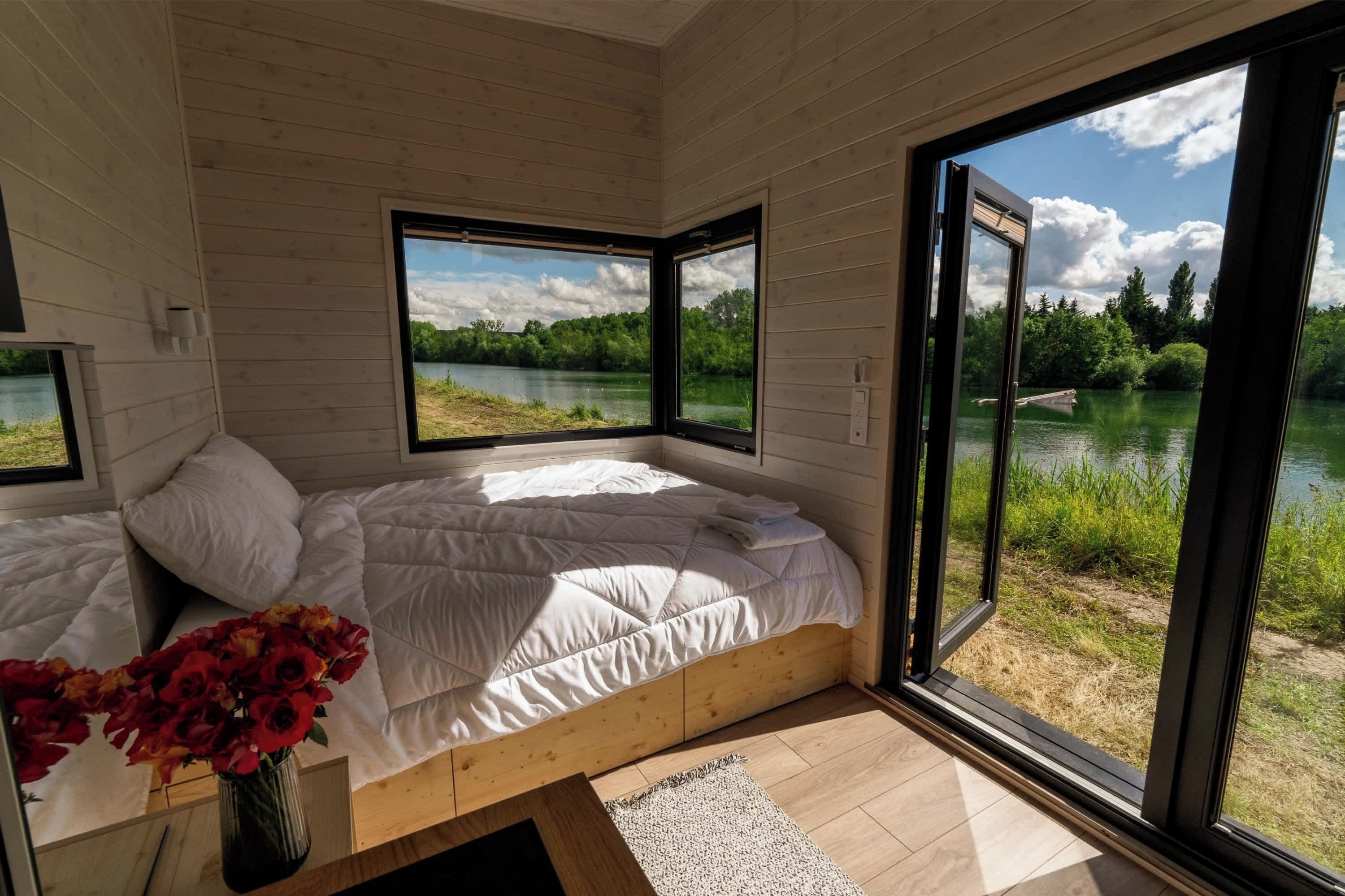 1 bedroom, desk, bed sheets