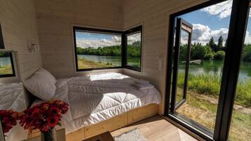 1 bedroom, desk, bed sheets