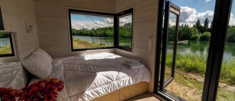 1 bedroom, desk, bed sheets