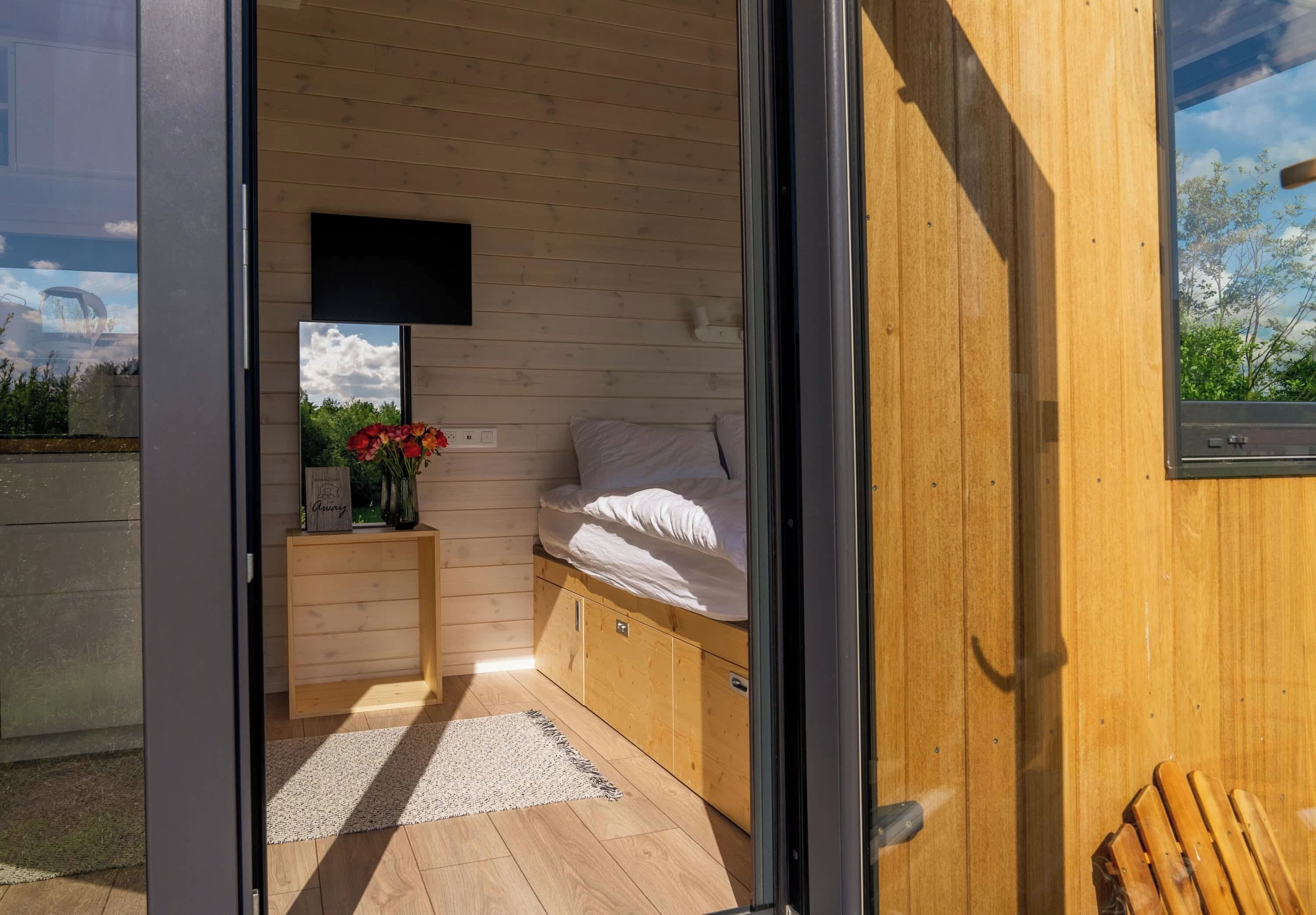 1 多间卧室、办公桌、床单