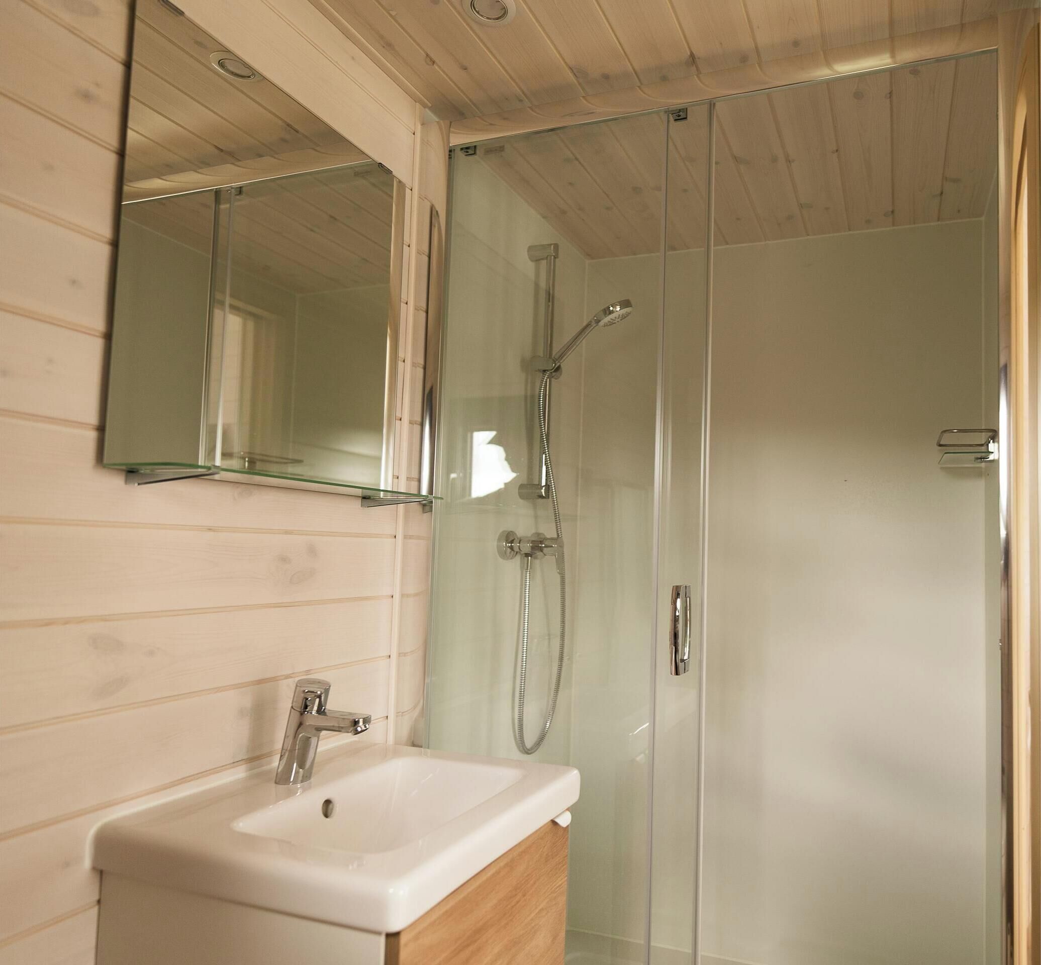 Suihku, hiustenkuivaaja, pyyhkeet