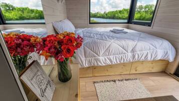 1 bedroom, desk, bed sheets