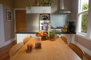 Dining - Dunedin delight - sunny, stylish villa close to town (Dunedin)