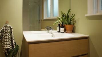 Towels, soap, shampoo, toilet paper