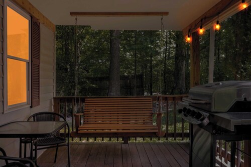 cabin w/hot tub & fire pit near Shenandoah River