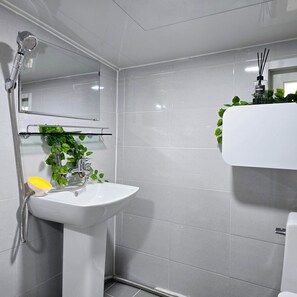 Dusche, Haartrockner, Handtücher, Seife