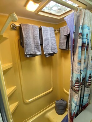 Haartrockner, Handtücher, Seife, Shampoo