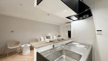 Refrigerador, microondas, parrilla de estufa y utensilios de cocina