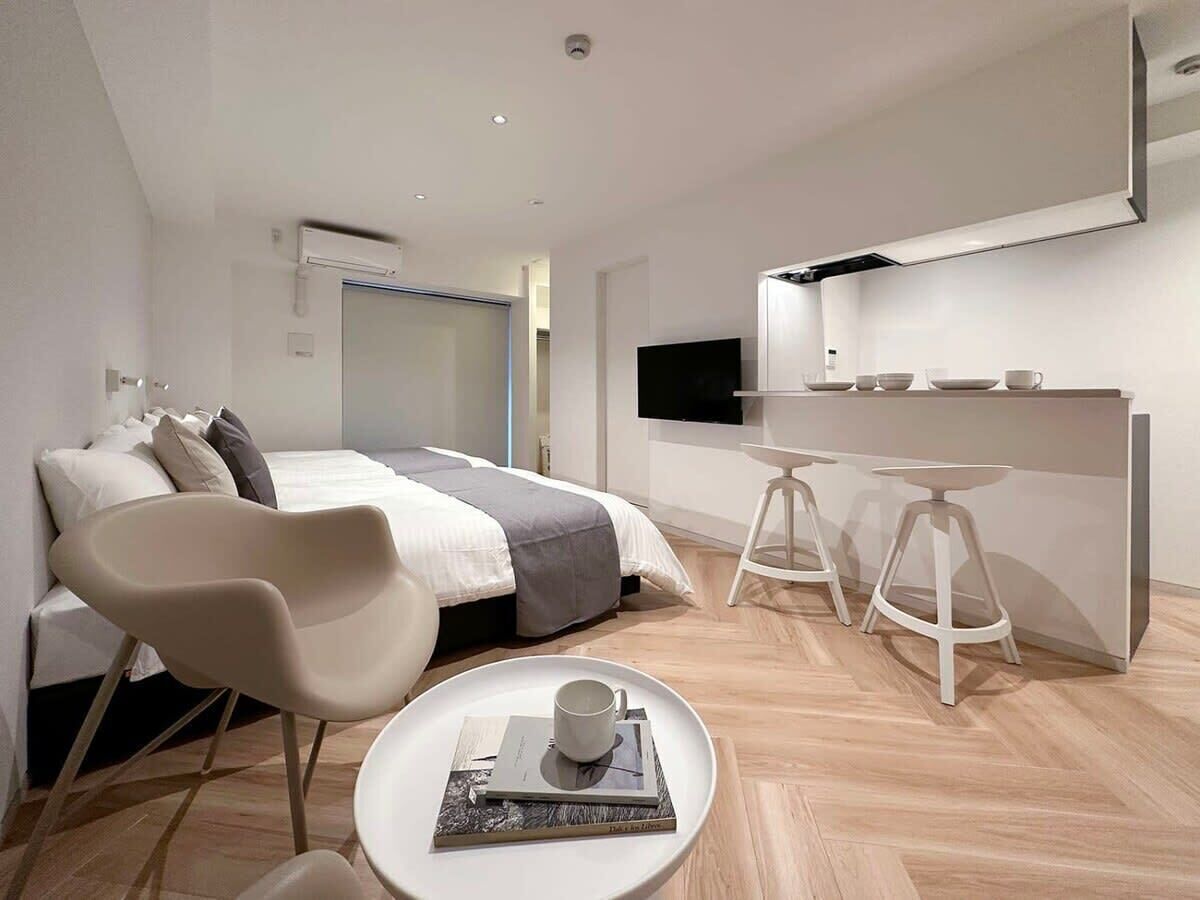 Tabla de planchar con plancha, wifi y ropa de cama 