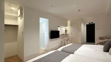 Tabla de planchar con plancha, wifi, ropa de cama