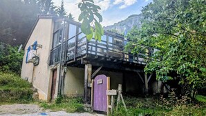 Un edificio rústico con un puente de madera que lleva a una puerta con el número 13.