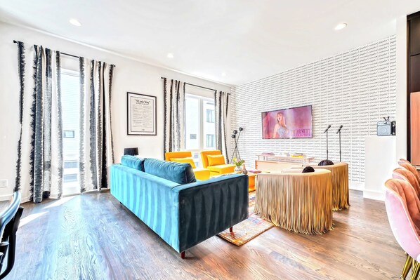 Een televisie, een stereo en een kantoor