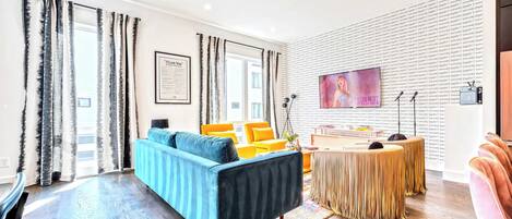 Télévision, chaîne hi-fi, espaces bureaux