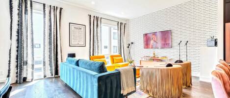 Televisio, stereot, työhuone