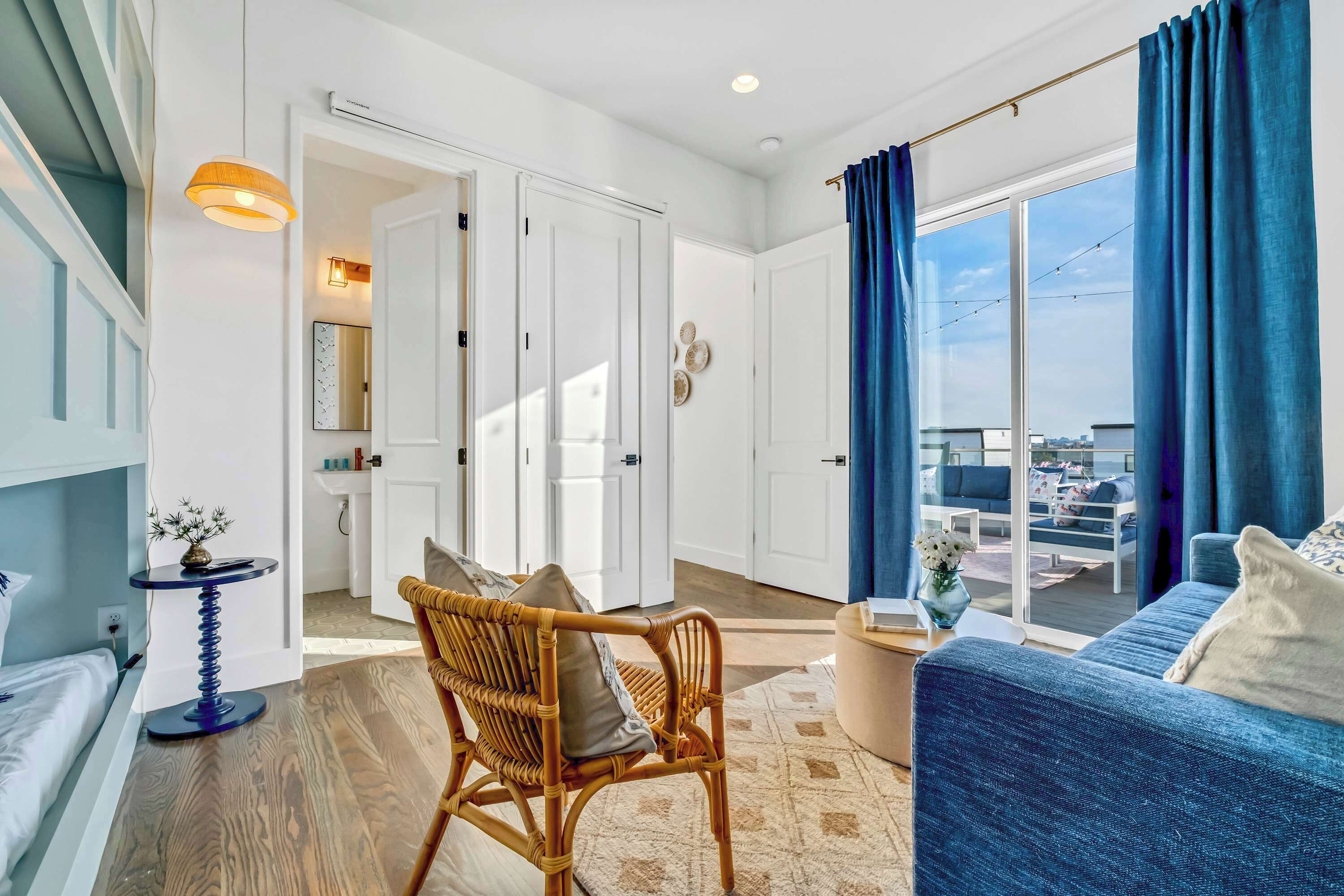 Televisie, een stereo en een kantoor