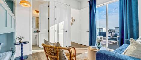 Televisie, een stereo en een kantoor