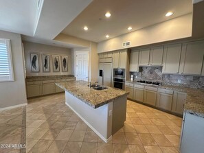 ثلاجة، ميكروويف، فرن، موقد طهي مسطح