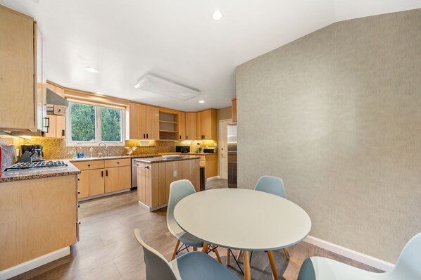 Private kitchen - 6BR Villa with Pool, Jacuzzi & Game Room, Walk to Rodeo Drive (Los Angeles)