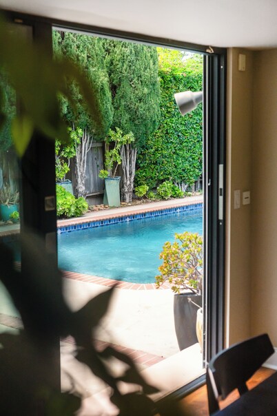 6BR Villa with Pool, Jacuzzi & Game Room, Walk to Rodeo Drive