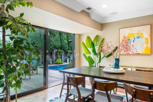 6BR Villa with Pool, Jacuzzi & Game Room, Walk to Rodeo Drive