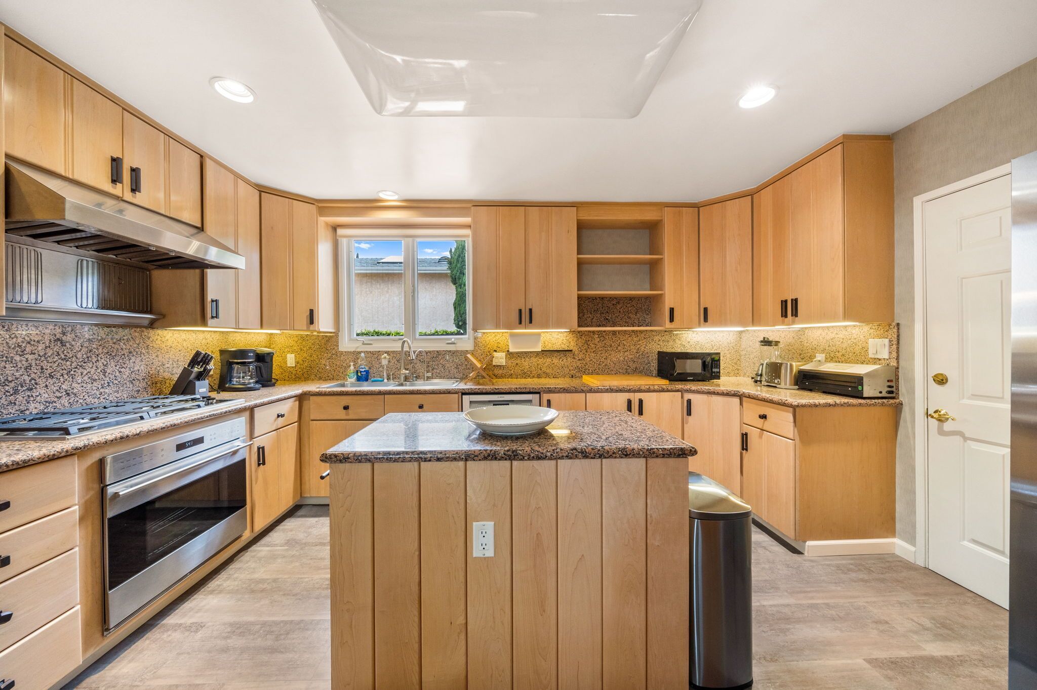 冰箱、微波炉、烤箱、炉灶