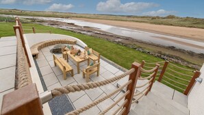 Een terras met uitzicht op een strand en rivier.