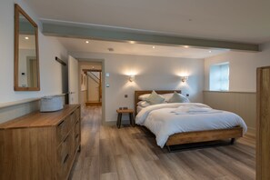 4 habitaciones, tabla de planchar con plancha y cuna de viaje 