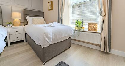 No. 66 : Stylish 3‑Bed Cottage in Beaumaris | Managed by Anglesey Holiday Lettings