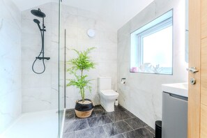 Contemporary en-suite shower room, one of four bathrooms at pet-friendly three-storey holiday cottage in Beaumaris, Anglesey - No. 66: Stylish Pet-Friendly Cottage in Beaumaris (Beaumaris)