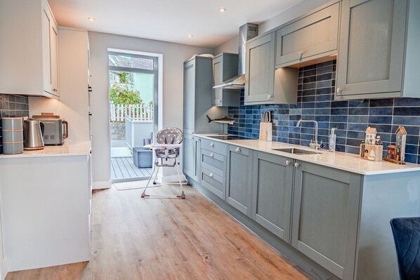 Microwave, oven, dishwasher, toaster - No. 66 : Stylish 3‑Bed Cottage in Beaumaris | Managed by Anglesey Holiday Lettings (Beaumaris)
