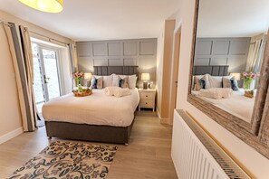 Ground floor king-sized bedroom with en-suite shower room, well-appointed holiday cottage near Beaumaris Castle, Anglesey - No. 66: Stylish Pet-Friendly Cottage in Beaumaris (Beaumaris)