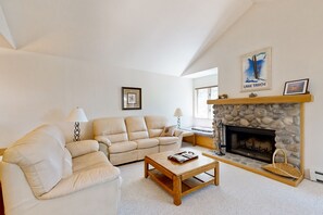 TV, fireplace, DVD player - Updated townhouse with deck & fireplace - walk to lake, shopping, and dining (Incline Village)