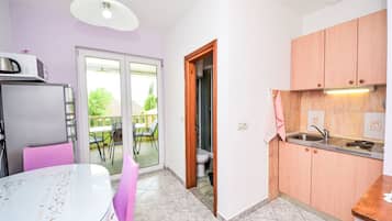 Réfrigérateur, four à micro-ondes, vaisselle et ustensiles