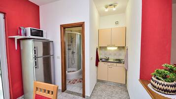 Réfrigérateur, four à micro-ondes, vaisselle et ustensiles