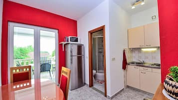 Réfrigérateur, four à micro-ondes, vaisselle et ustensiles