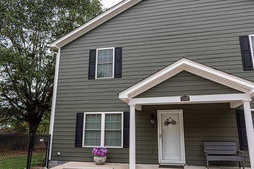 Modern Country Getaway - Surprise View of Rock City - Outside Relaxation-Spacious Townhome-Fire Pit