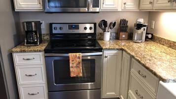 Fridge, microwave, stovetop, dishwasher