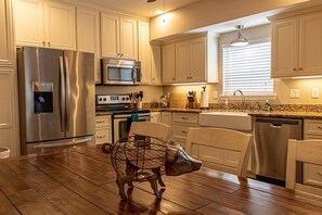 Fridge, microwave, stovetop, dishwasher