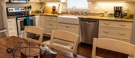 Fridge, microwave, stovetop, dishwasher