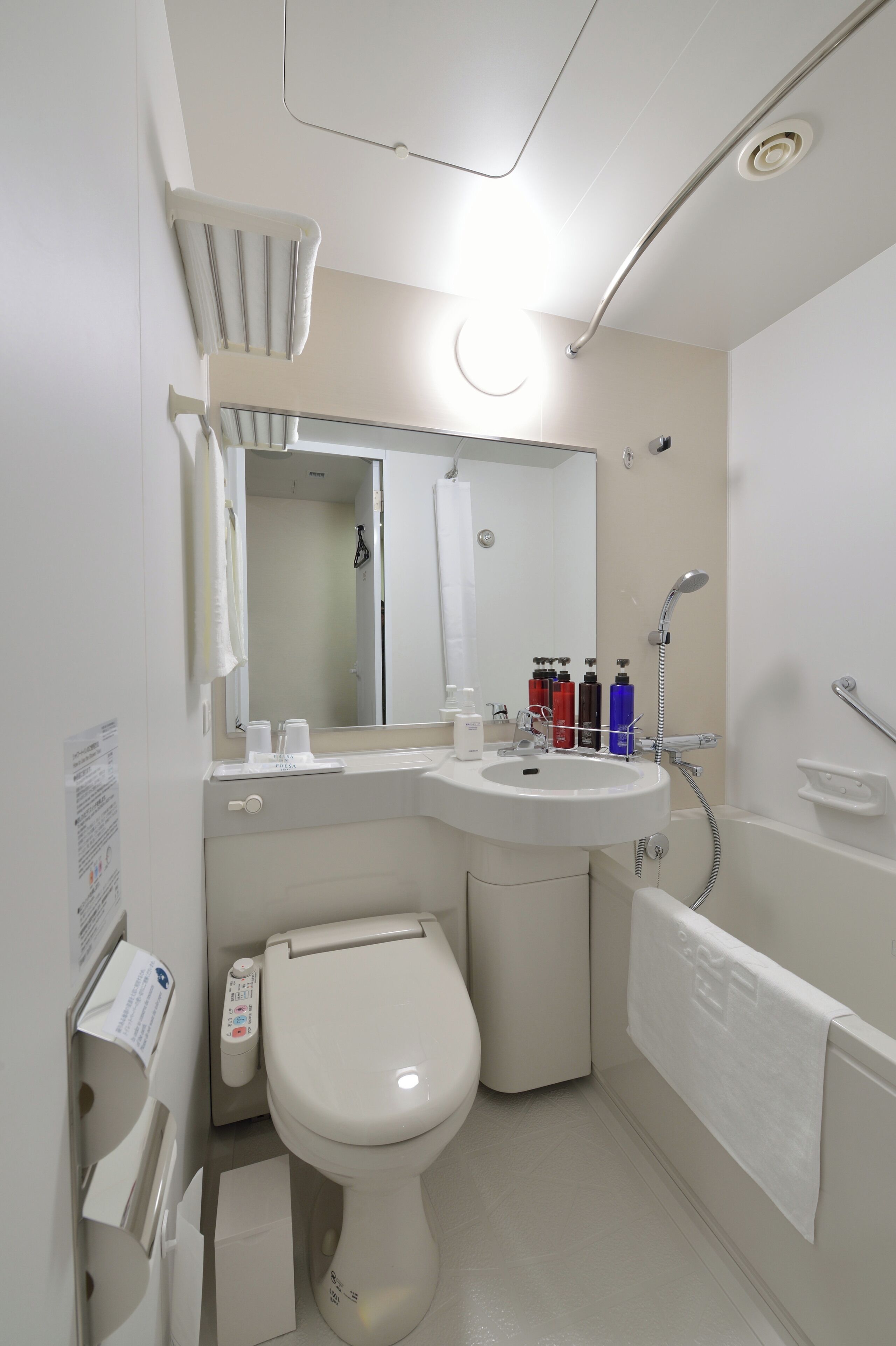 Un bagno moderno con toilette, lavandino e doccia.
