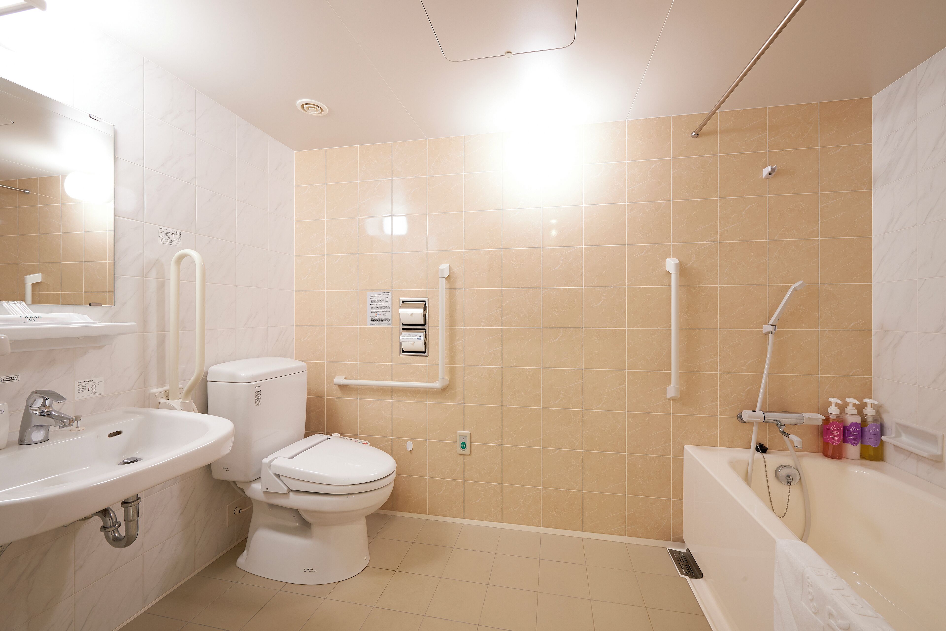 Une salle de bain avec un lavabo, des toilettes et une baignoire.