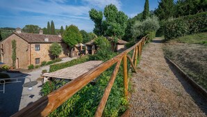A rustic stone building with a gravel path and a wooden fence. - POMARIUM - Main residence ground floor 135 m2 (Montaione)