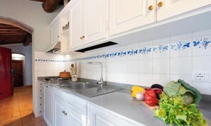 Wasserkocher mit Kaffee-/Teezubehör, Kühlschrank, Ofen, Geschirrspüler