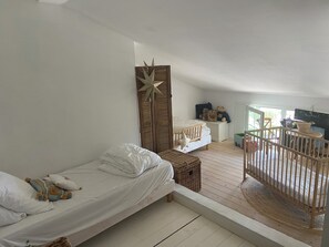 4 bedrooms, iron/ironing board, free WiFi, bed sheets